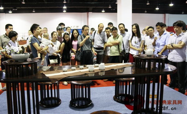 東作獎(jiǎng)評(píng)選現(xiàn)場(chǎng),卓木王紅木《春曉茶臺(tái)》引得圍觀 東作獎(jiǎng)評(píng)選現(xiàn)場(chǎng),卓木王紅木《春曉茶臺(tái)》引得圍觀