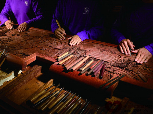 合興奇典居的工匠在家具上進(jìn)行雕刻 合興奇典居的工匠在家具上進(jìn)行雕刻