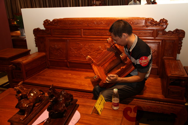 在首屆紅木云廠家直銷團(tuán)購(gòu)節(jié)上認(rèn)真檢查家具的消費(fèi)者 在首屆紅木云廠家直銷團(tuán)購(gòu)節(jié)上認(rèn)真檢查家具的消費(fèi)者