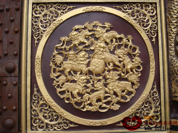 木雕藝術(shù)與貼金藝術(shù)造就了金漆木雕的傳奇(圖為獅子耍繡球) 木雕藝術(shù)與貼金藝術(shù)造就了金漆木雕的傳奇(圖為獅子耍繡球)