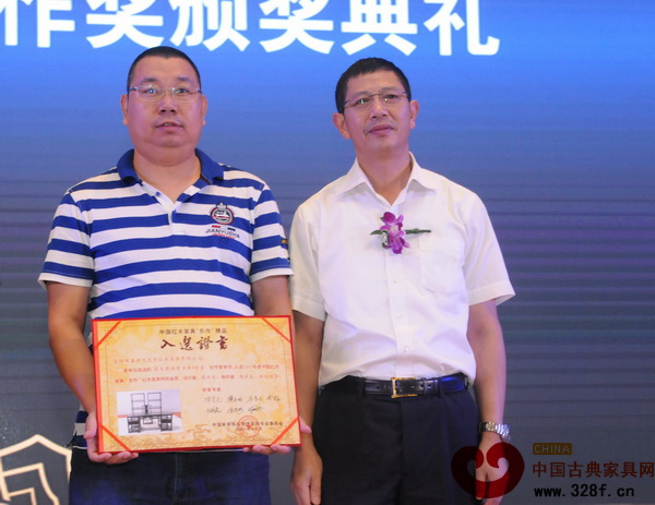 東陽(yáng)市人民政府副市長(zhǎng)陳軍（右）為九龍?zhí)妙C發(fā)“東作”獎(jiǎng)特別金獎(jiǎng)證書