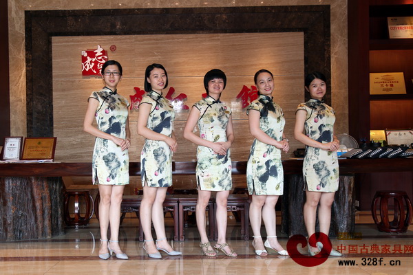志成紅木擁有高素質的專業(yè)導購隊伍,立體化塑造品牌形象 志成紅木擁有高素質的專業(yè)導購隊伍,立體化塑造品牌形象