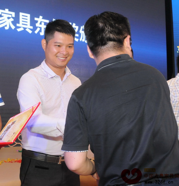 華夏一品獲得2015年度中國(guó)紅木家具“東作”獎(jiǎng)精品獎(jiǎng) 華夏一品獲得2015年度中國(guó)紅木家具“東作”獎(jiǎng)精品獎(jiǎng)