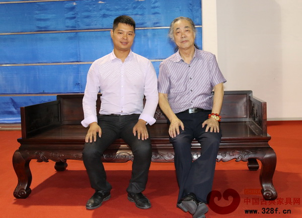 中國(guó)明式家具研究所原所長(zhǎng)濮安國(guó)(右)為華夏一品的獲獎(jiǎng)作品點(diǎn)評(píng)后,與總經(jīng)理張拓合影 中國(guó)明式家具研究所原所長(zhǎng)濮安國(guó)(右)為華夏一品的獲獎(jiǎng)作品點(diǎn)評(píng)后,與總經(jīng)理張拓合影