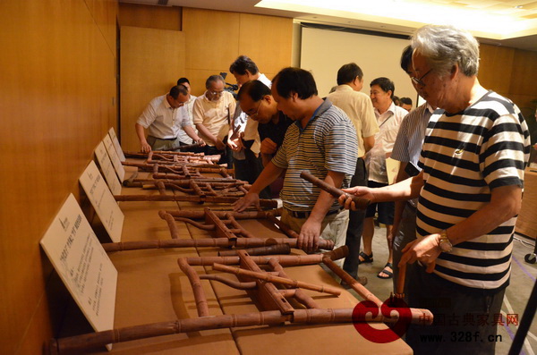 眾專家現(xiàn)場仔細觀看泰和園“當代君子”竹節(jié)椅的制作過程及工藝 眾專家現(xiàn)場仔細觀看泰和園“當代君子”竹節(jié)椅的制作過程及工藝