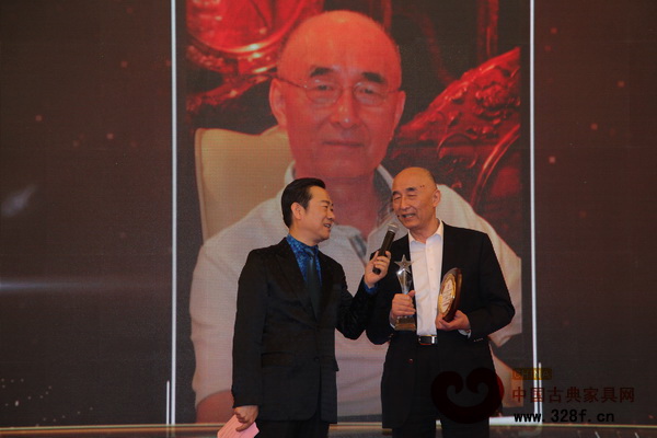 泰和園董事長邵湘文(右)接受央視著名主持人趙保樂采訪時,表達了“只做有時代精神的中國紅木藝術(shù)家具”的愿景 泰和園董事長邵湘文(右)接受央視著名主持人趙保樂采訪時,表達了“只做有時代精神的中國紅木藝術(shù)家具”的愿景