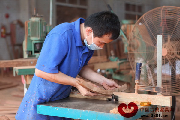 戴為紅木的工匠們在產(chǎn)品制作時都極為投入,眼神十分堅定 戴為紅木的工匠們在產(chǎn)品制作時都極為投入,眼神十分堅定