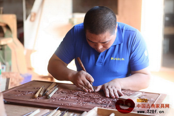 戴為紅木的工匠們在產(chǎn)品制作時都極為投入,眼神十分堅定 戴為紅木的工匠們在產(chǎn)品制作時都極為投入,眼神十分堅定