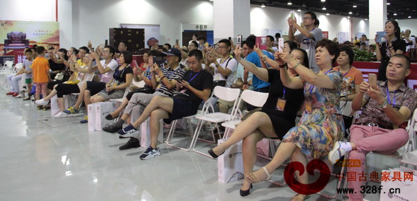 團(tuán)購節(jié)吸引了眾多紅木家具愛好者的到來 團(tuán)購節(jié)吸引了眾多紅木家具愛好者的到來