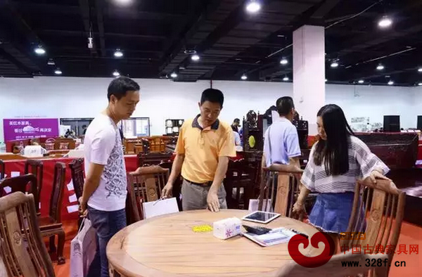 消費(fèi)者在現(xiàn)場采購紅木家具 消費(fèi)者在現(xiàn)場采購紅木家具