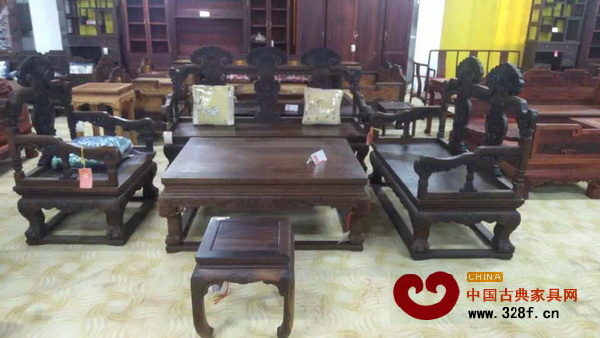 連天紅展廳內(nèi)每款產(chǎn)品都放著低價(jià)套現(xiàn)的指示牌