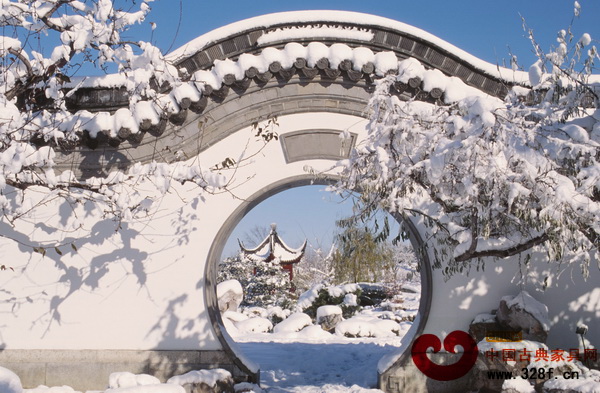 月洞門仿似是畫框,萬物在這個“圓”里恣意綻放,猶如一幅自然的風(fēng)景畫 月洞門仿似是畫框,萬物在這個“圓”里恣意綻放,猶如一幅自然的風(fēng)景畫