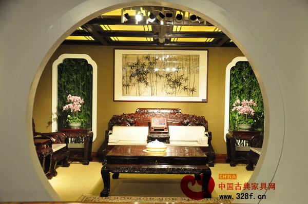 在月洞門的那一廂,隱約可見的是紅木家具曼妙的身姿(大清翰林供圖) 在月洞門的那一廂,隱約可見的是紅木家具曼妙的身姿(大清翰林供圖)