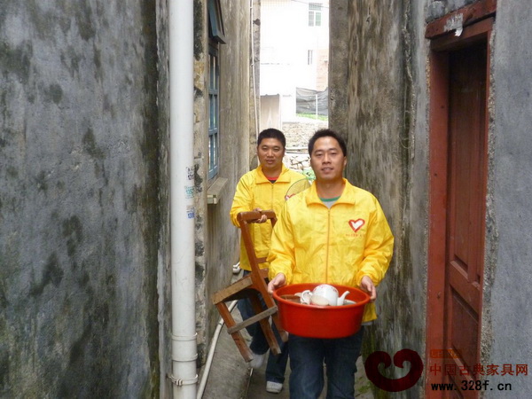 2009年任職村官期間，大匯堂紅木總經(jīng)理胡春龍幫助孤寡老人搬家