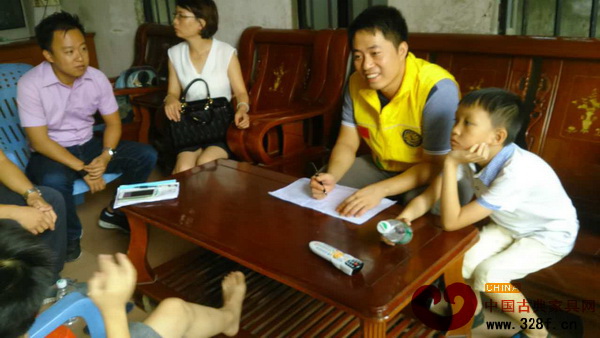 大匯堂紅木總經(jīng)理胡春龍在中山三角扶志助飛服務(wù)活動中走訪居民家庭了解相關(guān)情況