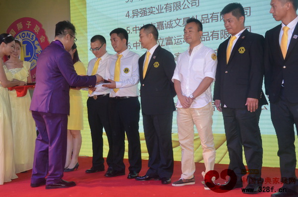 大匯堂總經(jīng)理胡春龍（左三）從現(xiàn)任廣東獅子會香江服務(wù)隊隊長手中接過“慈善愛心企業(yè)”獎牌