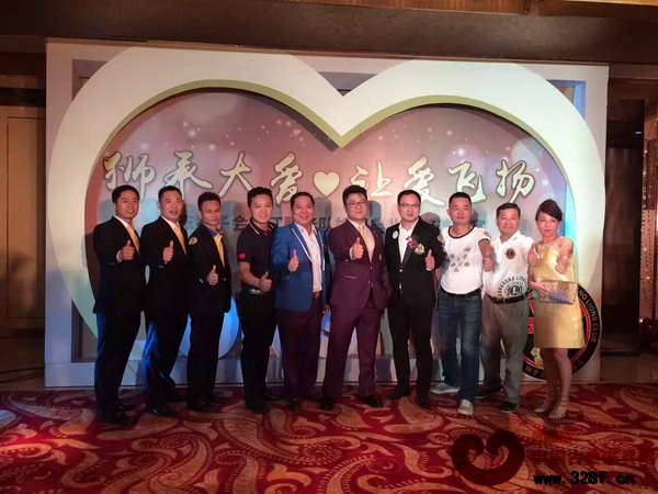 大匯堂紅木總經(jīng)理胡春龍（左一）與廣東獅子會香江服務(wù)隊主席團(tuán)成員合影