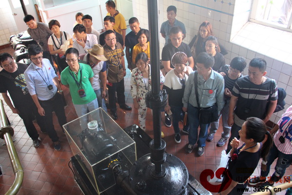 新明家人一起參觀百年企業(yè)青啤集團(tuán) 新明家人一起參觀百年企業(yè)青啤集團(tuán)