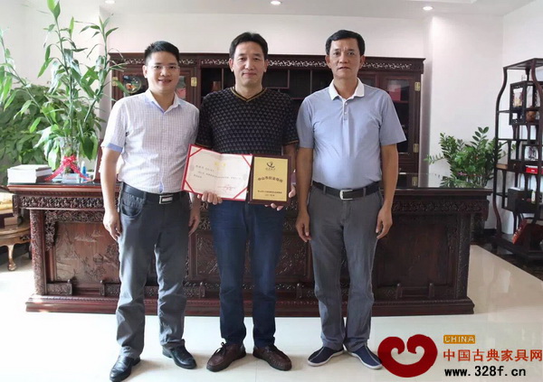 中山市人力資源和社會保障局副局長劉炳磯一行為集古韻今總經(jīng)理陳新平（中）頒發(fā)“中山市創(chuàng)業(yè)導(dǎo)師”聘書