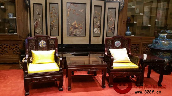 由瑞昇家居提供軟裝、紅寶軒紅木生產(chǎn)的新品景泰藍(lán)家具,被釣魚(yú)臺(tái)國(guó)賓館選用 由瑞昇家居提供軟裝、紅寶軒紅木生產(chǎn)的新品景泰藍(lán)家具,被釣魚(yú)臺(tái)國(guó)賓館選用