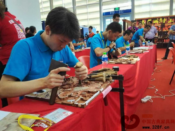 參賽者全神貫注雕刻手中的作品 參賽者全神貫注雕刻手中的作品