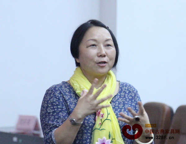 中國(guó)新中式文化研究院執(zhí)行院長(zhǎng)劉曉紅為學(xué)子們講解她對(duì)“新中式”家具設(shè)計(jì)的深刻體會(huì) 中國(guó)新中式文化研究院執(zhí)行院長(zhǎng)劉曉紅為學(xué)子們講解她對(duì)“新中式”家具設(shè)計(jì)的深刻體會(huì)