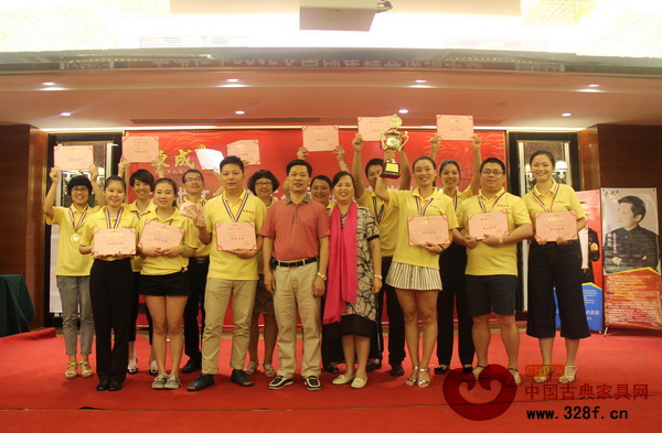 東成紅木董事長張錫復(fù)(前排左四)、財(cái)務(wù)總監(jiān)林霞(前排左五)為冠軍團(tuán)隊(duì)頒獎(jiǎng) 東成紅木董事長張錫復(fù)(前排左四)、財(cái)務(wù)總監(jiān)林霞(前排左五)為冠軍團(tuán)隊(duì)頒獎(jiǎng)