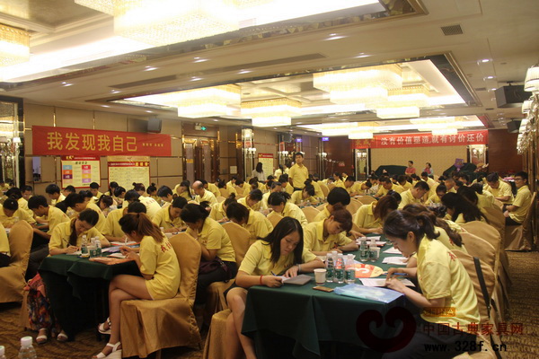 會(huì)場中認(rèn)真學(xué)習(xí)交流的東成紅木銷售精英 會(huì)場中認(rèn)真學(xué)習(xí)交流的東成紅木銷售精英