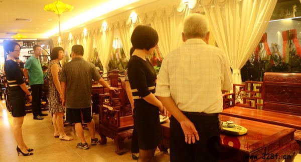 開業(yè)當日,南枝紅紅木廣州馬會家居店以親民的價格,完美的工藝迎來了眾多紅木愛好的問詢 開業(yè)當日,南枝紅紅木廣州馬會家居店以親民的價格,完美的工藝迎來了眾多紅木愛好的問詢