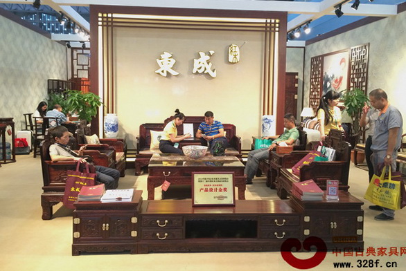 東成紅木展館內(nèi)人頭攢動(dòng) 東成紅木展館內(nèi)人頭攢動(dòng)