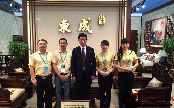 中國(guó)家具協(xié)會(huì)理事長(zhǎng)朱長(zhǎng)嶺(中)蒞臨東成紅木展館參觀指導(dǎo) 中國(guó)家具協(xié)會(huì)理事長(zhǎng)朱長(zhǎng)嶺(中)蒞臨東成紅木展館參觀指導(dǎo)