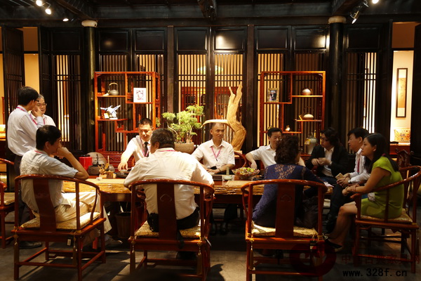 戴為紅木展館吸引了眾多參會者駐足鑒賞 戴為紅木展館吸引了眾多參會者駐足鑒賞