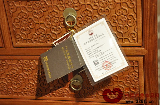 現(xiàn)階段,許多規(guī)模以上紅木家具企業(yè)都為產(chǎn)品配備“一書一卡一證”(圖為中山志成紅木為產(chǎn)品配有的“一書一卡一證”及《中國紅木委紅木及珍貴木材鑒定證書》) 現(xiàn)階段,許多規(guī)模以上紅木家具企業(yè)都為產(chǎn)品配備“一書一卡一證”(圖為中山志成紅木為產(chǎn)品配有的“一書一卡一證”及《中國紅木委紅木及珍貴木材鑒定證書》)