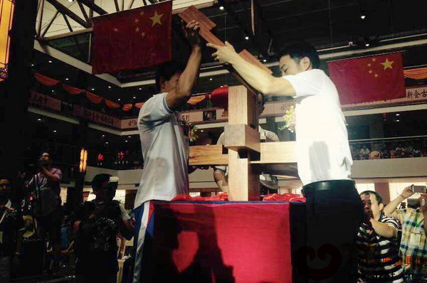 開(kāi)幕式上,由浙江東陽(yáng)、福建仙游、中山大涌以及新會(huì)共同制作的會(huì)標(biāo)“魯班鎖”,由老中青三代古典家具代表人在開(kāi)幕式上共同組裝 開(kāi)幕式上,由浙江東陽(yáng)、福建仙游、中山大涌以及新會(huì)共同制作的會(huì)標(biāo)“魯班鎖”,由老中青三代古典家具代表人在開(kāi)幕式上共同組裝