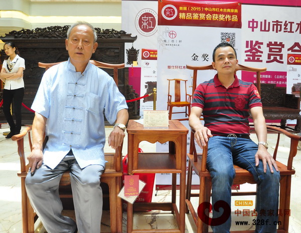 雅仕軒紅木總經(jīng)理陳君與故宮家具修復(fù)專家、古典家具傳承工藝大師王秀林（左）在精品區(qū)合影