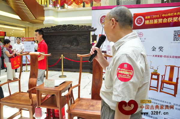 中國高等家具設(shè)計專業(yè)創(chuàng)始人胡景初點評雅仕軒紅木獲獎作品《四出門官帽椅》時，稱其造型、工藝都很到位