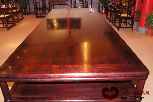 經(jīng)過脫蠟工藝解決了木材吃蠟多和表面附著，處理后的木材直接可以砂光