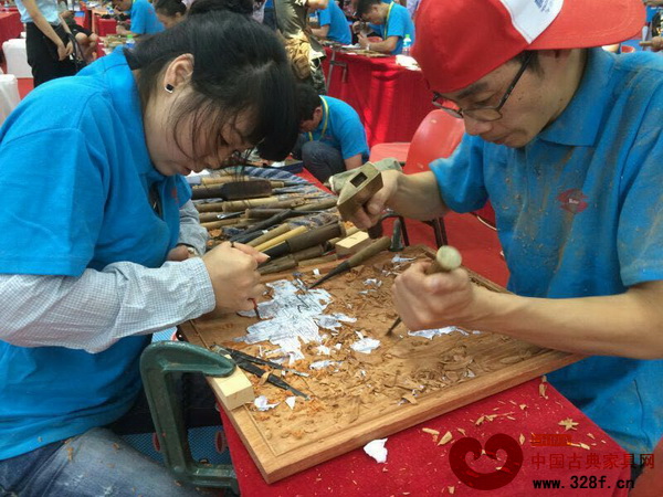 明堂紅木虞衛(wèi)民現(xiàn)場(chǎng)雕刻 明堂紅木虞衛(wèi)民現(xiàn)場(chǎng)雕刻