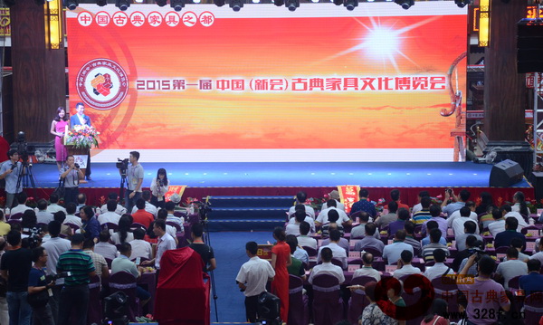 第一屆中國(guó)(新會(huì))古典家具文化博覽會(huì)開(kāi)幕,吸引了不少觀眾 第一屆中國(guó)(新會(huì))古典家具文化博覽會(huì)開(kāi)幕,吸引了不少觀眾