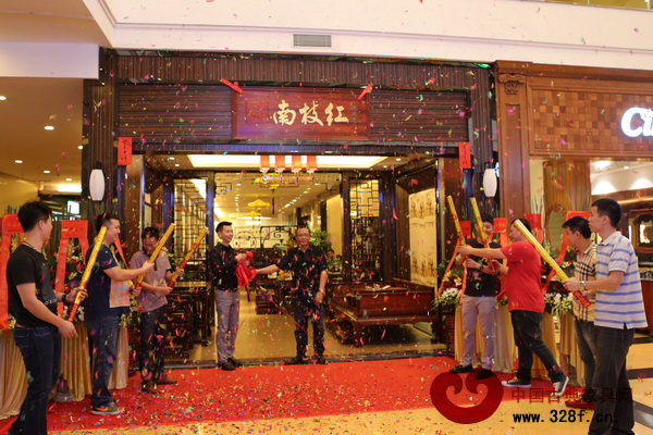 南枝紅紅木董事長余武生(中右)與廣州店總經理黃朝文(中左)共同為新店揭幕 南枝紅紅木董事長余武生(中右)與廣州店總經理黃朝文(中左)共同為新店揭幕