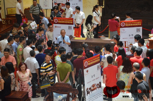 中山市紅木古典家具精品品鑒會現(xiàn)場吸引了大批消費(fèi)者關(guān)注,其中不少都是80后消費(fèi)者 中山市紅木古典家具精品品鑒會現(xiàn)場吸引了大批消費(fèi)者關(guān)注,其中不少都是80后消費(fèi)者