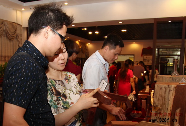 一對年輕的夫婦在認(rèn)真研究紅木家具榫卯結(jié)構(gòu) 一對年輕的夫婦在認(rèn)真研究紅木家具榫卯結(jié)構(gòu)