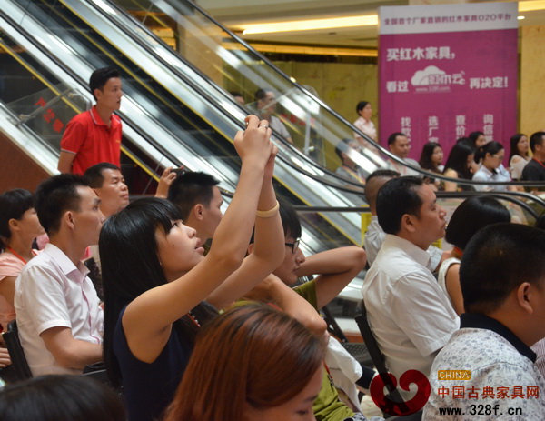 一名年輕消費(fèi)者正在拍攝精品鑒賞會現(xiàn)場 一名年輕消費(fèi)者正在拍攝精品鑒賞會現(xiàn)場