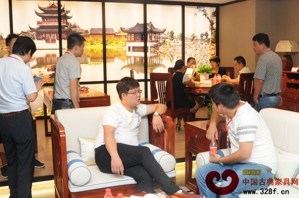 蘇陽紅六周年慶典暨新品牌發(fā)布會當(dāng)天,眾多經(jīng)銷伙伴參觀雅木青春展廳 蘇陽紅六周年慶典暨新品牌發(fā)布會當(dāng)天,眾多經(jīng)銷伙伴參觀雅木青春展廳