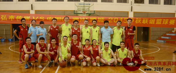 比賽結(jié)束后雙方球員合照