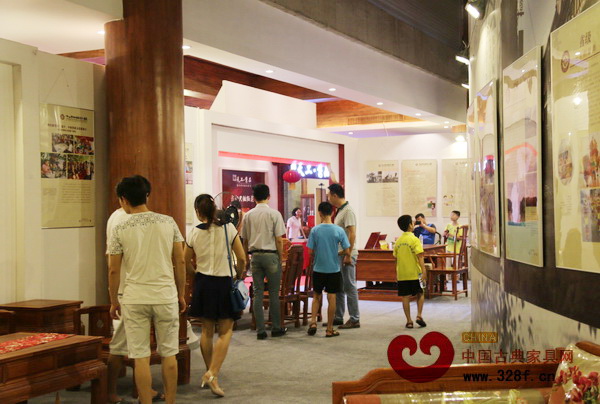 在紅博城南大堂舉辦的“中山市非物質(zhì)文化遺產(chǎn)圖片展”同樣精彩,吸引眾多參觀者 在紅博城南大堂舉辦的“中山市非物質(zhì)文化遺產(chǎn)圖片展”同樣精彩,吸引眾多參觀者