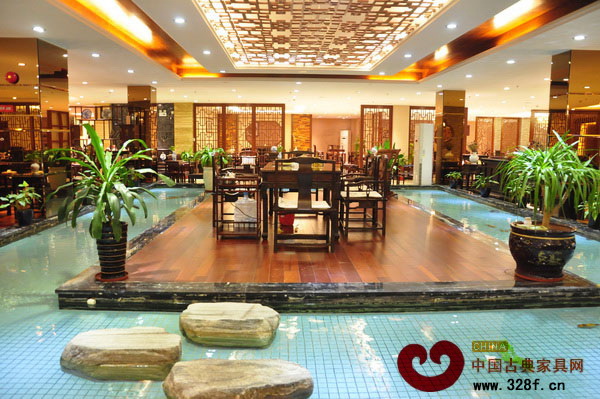 伍氏大觀園大紅酸枝頂級(jí)收藏館內(nèi)涓涓流水環(huán)繞 伍氏大觀園大紅酸枝頂級(jí)收藏館內(nèi)涓涓流水環(huán)繞