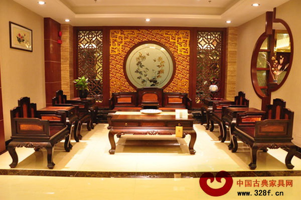 伍氏大觀園大紅酸枝頂級(jí)收藏館內(nèi)的精品大紅酸枝家具 伍氏大觀園大紅酸枝頂級(jí)收藏館內(nèi)的精品大紅酸枝家具