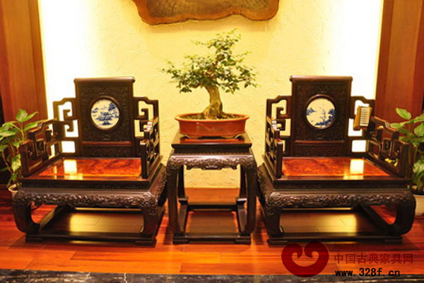 伍氏大觀園大紅酸枝頂級(jí)收藏館內(nèi)的精品大紅酸枝家具 伍氏大觀園大紅酸枝頂級(jí)收藏館內(nèi)的精品大紅酸枝家具