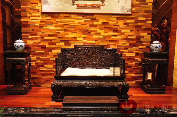 伍氏大觀園大紅酸枝頂級(jí)收藏館內(nèi)的精品大紅酸枝家具 伍氏大觀園大紅酸枝頂級(jí)收藏館內(nèi)的精品大紅酸枝家具